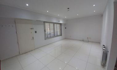 Casa en venta de 5 ambientes con cochera, jardín y quincho