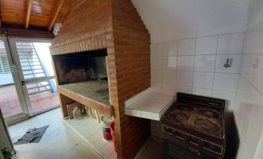 Casa en venta de 5 ambientes con cochera, jardín y quincho