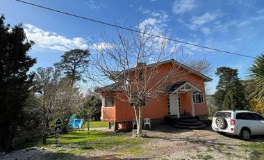 Excelente Chalet de 7 ambientes sobre lote de 695m2 en Sierra de los Padres