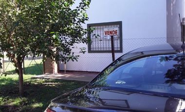 Casa en venta - 3 Dormitorios 2 Baños - 145Mts2 - Lisandro Olmos, La Plata