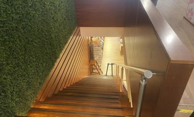 Local en alquiler en Microcentro, planta alta, sin expensas.