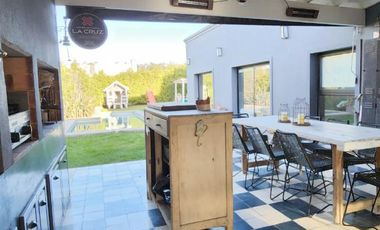 Casa de 4 ambientes con piscina - en barrio privado Arenas del SurTemporada 25-26.