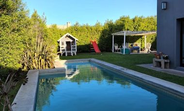 Casa de 4 ambientes con piscina - en barrio privado Arenas del SurTemporada 25-26.