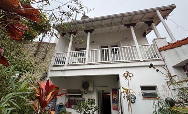 Casa 5 ambientes jardín. Florida.