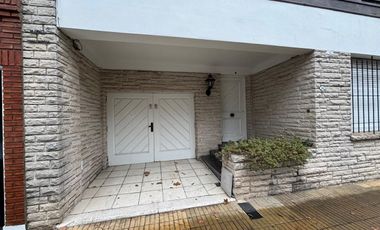 Casa 5 ambientes jardín. Florida.