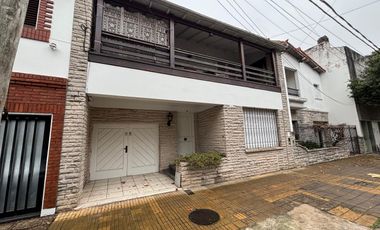 Casa 5 ambientes jardín. Florida.