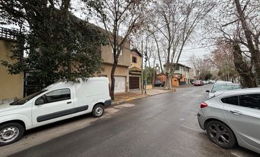 Casa 5 ambientes jardín. Florida.