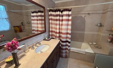 Casa 5 ambientes jardín. Florida.