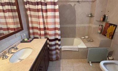 Casa 5 ambientes jardín. Florida.