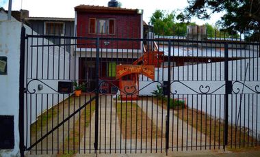 Casa en venta - 4 Dormitorios 2 Baños - San Bernardo del Tuyú