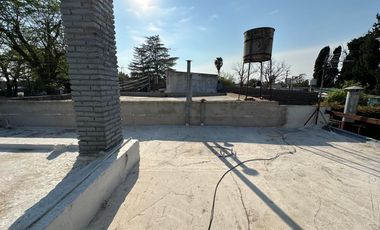 Casa en venta 3 dormitorios cochera, patio, quincho y pileta en Granadero Baigorria