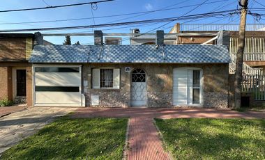 Casa en venta 3 dormitorios cochera, patio, quincho y pileta en Granadero Baigorria