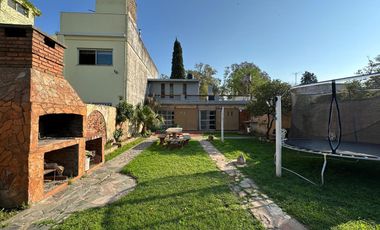 Casa en venta 3 dormitorios cochera, patio, quincho y pileta en Granadero Baigorria