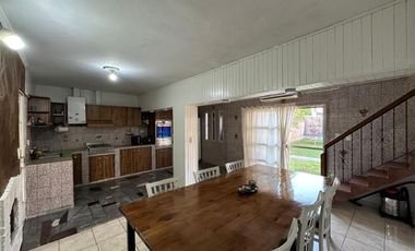 Casa en venta 3 dormitorios cochera, patio, quincho y pileta en Granadero Baigorria