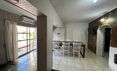 Casa en venta 3 dormitorios cochera, patio, quincho y pileta en Granadero Baigorria