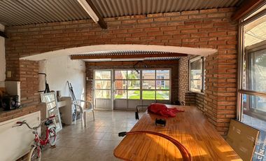 Casa en venta 3 dormitorios cochera, patio, quincho y pileta en Granadero Baigorria