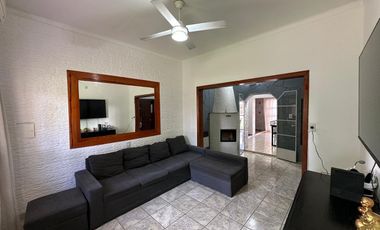 Casa en venta 3 dormitorios cochera, patio, quincho y pileta en Granadero Baigorria