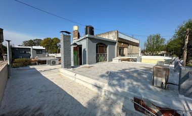 Casa en venta 3 dormitorios cochera, patio, quincho y pileta en Granadero Baigorria