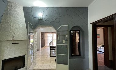 Casa en venta 3 dormitorios cochera, patio, quincho y pileta en Granadero Baigorria