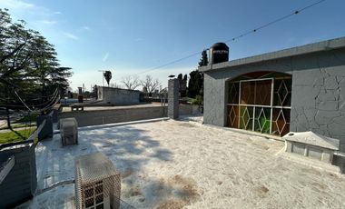 Casa en venta 3 dormitorios cochera, patio, quincho y pileta en Granadero Baigorria