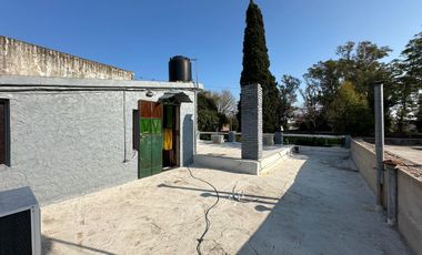 Casa en venta 3 dormitorios cochera, patio, quincho y pileta en Granadero Baigorria