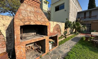 Casa en venta 3 dormitorios cochera, patio, quincho y pileta en Granadero Baigorria