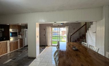 Casa en venta 3 dormitorios cochera, patio, quincho y pileta en Granadero Baigorria