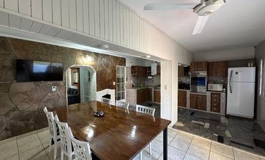 Casa en venta 3 dormitorios cochera, patio, quincho y pileta en Granadero Baigorria