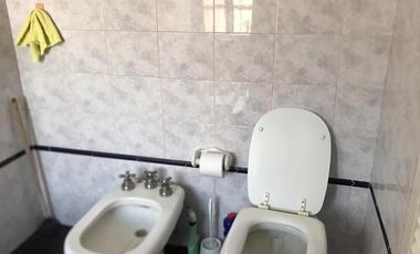 CHALET 5 AMBIENTES CON LOCAL  EN BARRIO POMPEYA