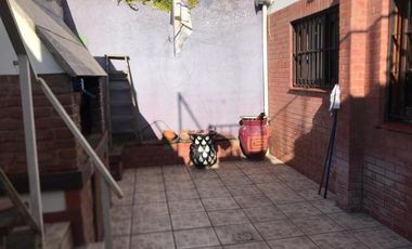 CHALET 5 AMBIENTES CON LOCAL  EN BARRIO POMPEYA
