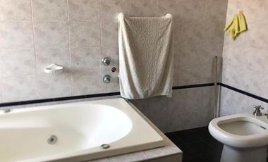 CHALET 5 AMBIENTES CON LOCAL  EN BARRIO POMPEYA