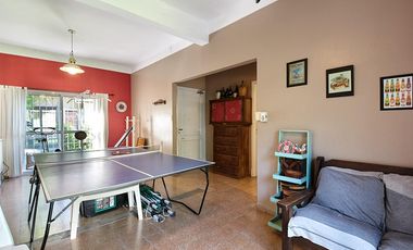 Chalet de 4 Ambientes en Castelar Sur con pileta y quincho