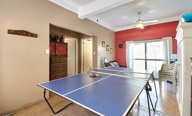 Chalet de 4 Ambientes en Castelar Sur con pileta y quincho