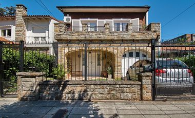 Chalet de 4 Ambientes en Castelar Sur con pileta y quincho