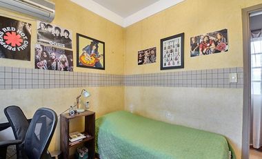 Chalet de 4 Ambientes en Castelar Sur con pileta y quincho