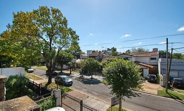 Chalet de 4 Ambientes en Castelar Sur con pileta y quincho