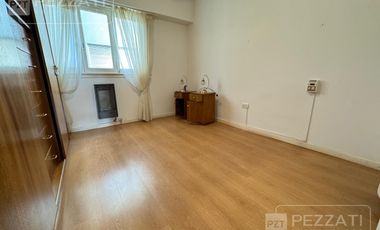 4 ambientes. Alberti y Còrdoba. Al frente. Cochera