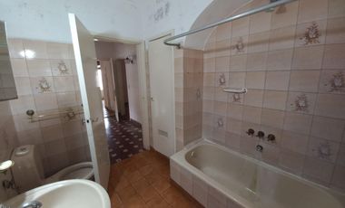 Alquiler comercial casa 4 ambientes sobre calle Alvear