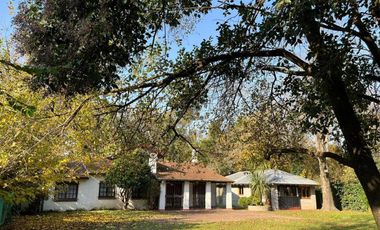 Casa en venta - 5 Dormitorios 3 Baños - 1200mts2 - La Plata