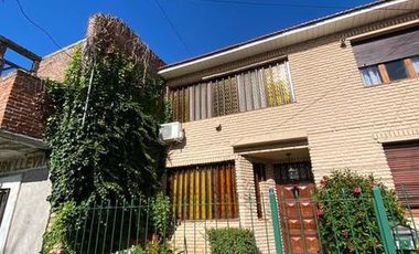 Chalet 5 ambientes con garage doble y parque en Brandsen e  Italia