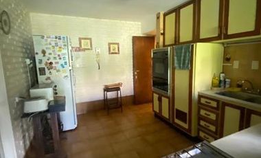 Chalet 5 ambientes con garage doble y parque en Brandsen e  Italia