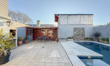 Casa 3 amb.   Altillo con cochera y piscina en Parque Luro