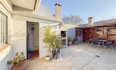 Casa 3 amb.   Altillo con cochera y piscina en Parque Luro