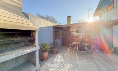 Casa 3 amb.   Altillo con cochera y piscina en Parque Luro