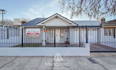 Casa 3 amb.   Altillo con cochera y piscina en Parque Luro