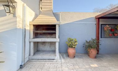 Casa 3 amb.   Altillo con cochera y piscina en Parque Luro