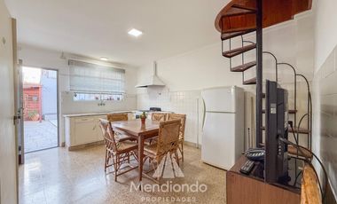 Casa 3 amb.   Altillo con cochera y piscina en Parque Luro