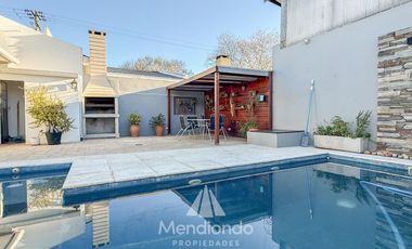 Casa 3 amb.   Altillo con cochera y piscina en Parque Luro