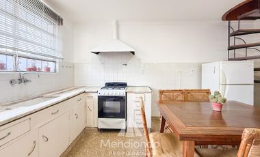 Casa 3 amb.   Altillo con cochera y piscina en Parque Luro