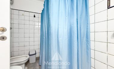 Casa 3 amb.   Altillo con cochera y piscina en Parque Luro